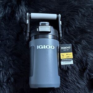 Igloo Rival Jug Beverage Cooler. 1/2 Gallon, 64 ounces